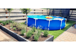 Schwimmbecken auf Kunstrasen verlegen